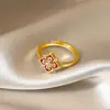 Anillo de Zirconia de Trébol Rojo de Cuatro Hojas Serie Wanxiang para Mujer Lujo Ligero Sensación de Alta Gama Anillo para el Dedo Índice Diseño Exquisito de Nicho Joyería de Mano