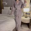 Guiruo Sexy Terciopelo Escote V Profundo con Almohadilla en el Pecho Top de Tirantes Pantalones Bata Costuras de Encaje Traje Ropa de Casa C4180