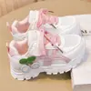 Zapatillas de Malla de Cereza para Niñas Estilo Verano 2026 Transpirables de Velcro Casuales Zapatos de Papá para Niños Mayores Estilo Otoño