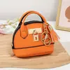 Mini bolso de concha de celebridad de internet llavero bolso de mano monedero colgante de bolsa portátil para guardar labial auriculares bolsa pequeña