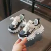 Tênis Esportivo Infantil 2026 Primavera e Outono Novo Versão Coreana Design de Malha Respirável para Meninos Tênis Casual Estilo Pai para Meninas