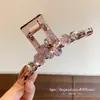 Grampo de Garra de Cristal Flor Rosa-Roxo de Temperamento Elegante Versátil Tamanho Grande Grampo de Coque de Cabelo de Alta Qualidade Grampo de Tubarão para a Parte de Trás da Cabeça para Mulheres