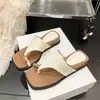 Chinelos Tanga Casuais da Moda Femininos 2026 Verão Novo Sandálias Plataforma de Solado Grosso Estampa de Leopardo Bico Aberto Sapatos de Praia