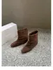 A Fábrica Está no Processo de Produzir Mercadorias! Sapatos do Mesmo Estilo que a Mãe Uva, Botas de Cano Curto Femininas em Camurça Estilo Coreano com Bico Quadrado, Aumento Interno de Altura e Design Franzido