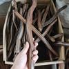 Barraca de mercado noturno estoque ligeiramente defeituoso estoque de asa de frango bastão de tendão de madeira massagem raspagem bastão