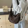Bolsa de Ombro Estampada de Leopardo de Grande Capacidade para Mulheres, Nova Bolsa Tote de Ombro de Moda Nicho Retrô, Bolsa Versátil Tendência Formato Bolinho