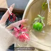 Um pingente de maçã, decoração de bolsa de frutas simulada, chaveiro de paz e alegria da véspera de Natal, presente de Natal para meninas