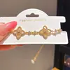 Pulsera de Flor de Circonia Chapada en Oro Real de 18 Quilates Lujo Ligero de Alta Gama Moda Anillo de Mano Retro Simple Versátil Joyería de Mano para Mujeres