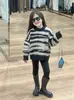 Ropa coreana nueva para niños otoño e invierno 2024 niñas estilo perezoso a rayas suéter de punto pantalones de yoga compuestos de terciopelo Ollie