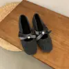 Elegantes y delicados zapatos Mary Jane, con un diseño retro, plataforma interior, un lazo y adornos de perlas, perfectos para el invierno