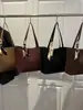 Suministro Transfronterizo de Bolsos de Hombro Nuevos Retro de Moda para Mujer, Bolsos de Mujer de Gama Alta, Bolsos Tote Versátiles de Moda para el Trabajo al por Mayor