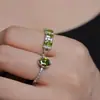 Anillo vintage estilo francés de circón verde oliva para mujer, nuevo y moderno 2024, anillo abierto único de lujo ligero de alta gama para el dedo índice