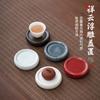 Juego de cubierta Xiangyun de estilo chino, soporte de cubierta de cerámica tallada a mano, estante para cubrir ollas, juego de té de kung fu, tapete para taza de té con aislamiento térmico, posavasos, portavasos