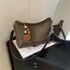 Bolsa de Ombro Única de Alto Valor Moda Retrô Chegada Nova Outono 2026 Grande Capacidade Nicho para Deslocamento Manual de Mão ou de Ombro
