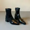 Em estoque Outono 2026 Botas Retrô Quadradas com Fivela Elástica Skinny Femininas Salto Bloco Zíper Atrás Botas Curtas Emagrecedoras Botas Femininas