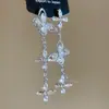 Brincos Pingente Borboleta Vazada com Franja Cravejada de Diamantes e Tachas Prateadas, Brincos de Tarraxa Modernos e Elegantes, Brincos de Luxo Leve de Alta Qualidade para Mulheres