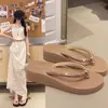 Chinelos de verão femininos estilosos, moda de celebridade da internet, estilo fada ao ar livre, praia, com plataforma grossa, com strass e design antiderrapante