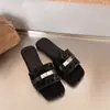 Vacaciones de Verano 2026 Estilo Old Money Sandalias Frescas de Dedo Cuadrado con Hebilla Sandalias Deslizantes Planas para Mujer Nuevas para Playa y Exterior Versión Coreana