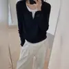 Suéter Casual Falso Duas Peças com Decote V para Mulheres, Camisa Básica Color Block de Manga Longa Redutora de Idade Coleção Primavera 2026, Top Versátil para Usar por Baixo