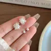 Nuevo Conjunto de Cuatro Piezas de Pendientes de Fuegos Artificiales, Lujo Ligero, Pendientes Versátiles de Copo de Nieve, Pendientes de Diseño Pequeño y Exquisito