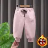 Pantalones de Invierno para Niños con Forro de Felpa 2025 Pantalones de Invierno para Niñas Bordados de Ganso Moda Gruesos Ropa de Abrigo Pantalones de Algodón Modernos Venta Directa