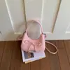 Novo Modelo 2026 Bolsa de Axila com Laço e Tachas Estreladas para Mulheres, Estilo de Nicho de Luxo, Bolsa Versátil de Ombro e Transversal para o Dia a Dia