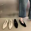 Nova coleção outono e inverno 2024: sapatos casuais femininos de bico fino, boca rasa e peludos, com solado plano, fivelas quadradas de strass e forro de fleece