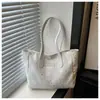 Bolsa de mano informal de gran capacidad estilo coreano, nuevo modelo verano 2026, bolso de hombro para llevar bajo el brazo con diseño texturizado de estrella y lunares