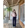 Design Estiloso com Bolsos Pequenos, Fenda nas Costas, Mangas Curtas com Amarração, Estilo Coreano, Verão 2026, Gola Redonda, 5 Cores, Detalhes Sutis, Ootd