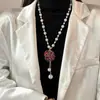 Collar de Perlas de Camelia que Gotea Aceite Nueva Moda para Mujer Exquisita Cadena Larga para Suéter Colgante Versátil de Ropa de Alta Gama
