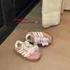 Sapatos Infantis Qqo Coleção Primavera 2026 Cor de Doce Couro Genuíno Sapatos de Treino Alemães para Meninas com Solas Macias e Versão Ab Floral Tênis Esportivos
