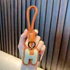 Llavero de Cuero con Alfabeto de 26 Letras Colgante para Mochila de Estudiante Pequeño Regalo Llavero de Coche de Pu Pequeño Adorno Mayoreo