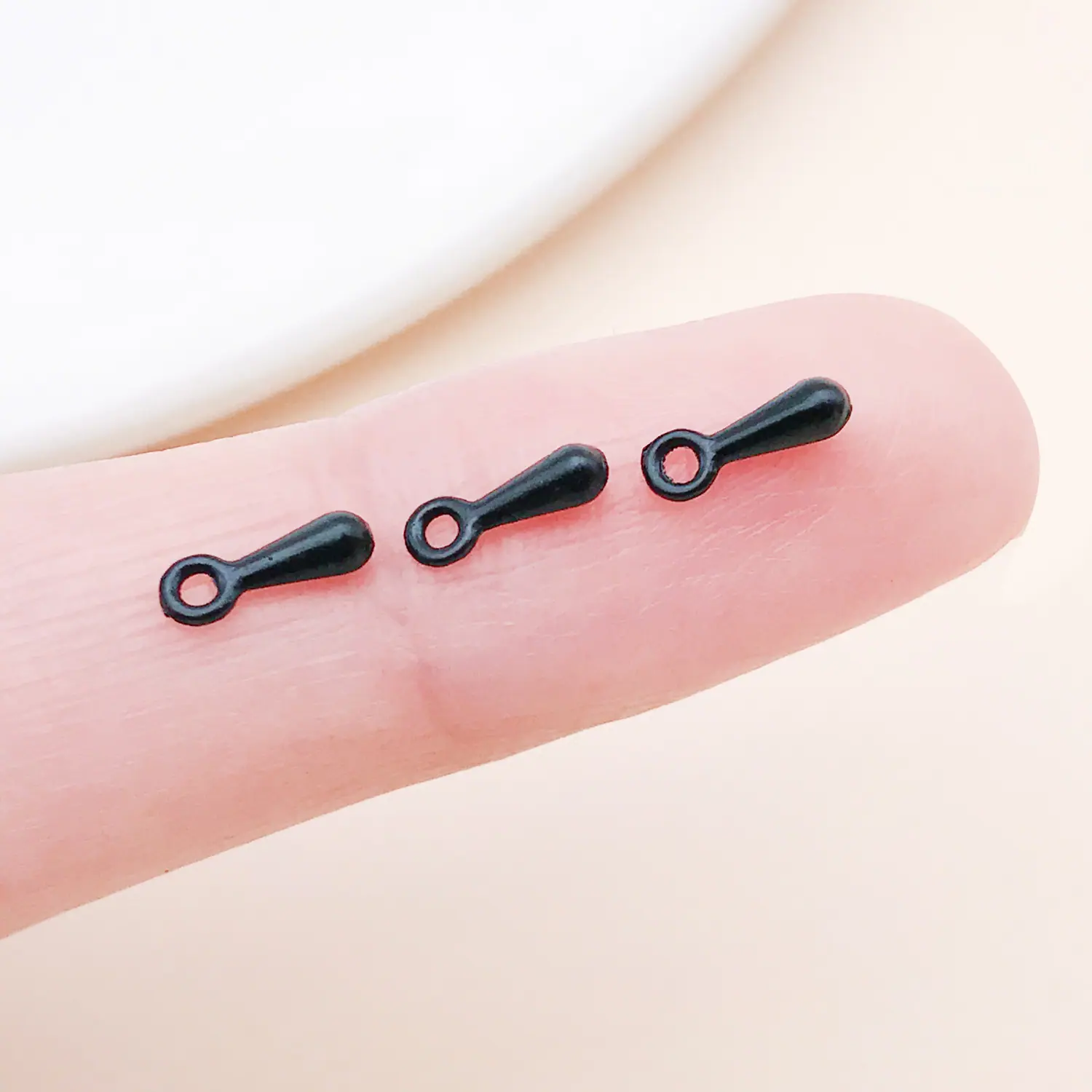 25356-DY-咏黑色锌合金水滴挂件水滴尾珠7x2.5mm