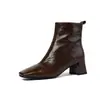 Otoño e invierno 2023 Nuevas botas de moda de piel de vaca con punta cuadrada y tacón grueso, cierre lateral, tacón medio, botines de tacón medio color moca retro para mujer