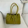 Bolso de mano tejido súper popular para mujer 2026 Nueva moda Bolso de hombro versátil de gran capacidad para el trabajo de verano