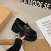 Mocassins pretos de sola grossa para mulheres, tamanho pequeno, novos modelos de primavera e outono, versáteis, que aumentam a altura, sem cadarço, leves, adequados para o trajeto diário, sapatos pequenos de couro estilo JK