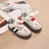 Moda infantil 2026 colección nueva primavera y otoño: Tenis de corte bajo con cierres de velcro, que presentan un diseño único y lindo, un elegante motivo de gato KT y versátiles zapatos estilo princesa
