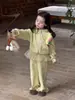 26 Novo Estilo Conjunto de Duas Peças Cardigã com Capuz de Desenho Animado para Meninas para Primavera e Outono, Conjunto Esportivo Elegante com Acabamento em Renda para Bebê Menina