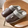 Novas Pantufas de Algodão Impermeáveis de Couro PU para Mulheres Outono e Inverno Casa Solado Macio Casal Espessadas Forradas com Lã Quentes para Homens Atacado