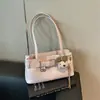 Bolsa de antebraço 2026 novo modelo bolsa feminina com pingente de urso, bolsa de ombro em couro oleado, bolsa de mão versátil para o dia a dia, nicho coreano