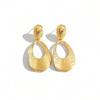 Venta caliente transfronteriza: pendientes de acero de titanio con relieve hueco, estilo retro europeo y americano, chapados en oro de 18 quilates, elegantes y geométricos pendientes de moda.