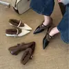 2025 Novo Estilo Bico Fino Cacheado Salto Baixo Grosso Sapato Feminino de Uma Tira para Uso Externo Moda