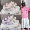 Tênis de malha respirável para meninas de primavera, sapatos robustos estilo cartoon, tênis versáteis para corrida para idades de 3 a 12 anos, sapatos casuais infantis
