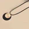 Conjunto de Collar y Pendientes de Anillo Geométrico Simple de Nuevo Estilo Europeo y Americano Cadena para Clavícula de Cuerda de Cuero de Doble Capa Exagerada de Moda de Gama Alta