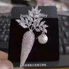 Broche de alta qualidade em formato de cenoura com zircônia, corsage para casaco, simples, versátil, pin de moda para roupas, atacado