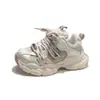 Zapatos deportivos para niños 2026 malla transpirable primavera y verano nuevos suela blanda antideslizante velcro suela gruesa versátiles casual para correr