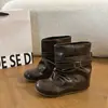 Botas de tornozelo plissadas com fivela de tira dupla estilo deserto para mulheres, coleção outono 2026, bico redondo, couro macio, com palmilha interna elevadora de altura, botas curtas estilo motociclista retrô