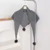Diseño de Nicho Coreano Chal Triangular 100% Lana para Mujer, Abrigo de Punto Cálido para Otoño e Invierno con Adorno de Bolas y Calentador de Cuello