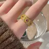Anillo de Flor Hueca de Lujo Luz Dorada, Diseño Vintage Estilo Palacio, Anillo Abierto, Joyería Versátil de Moda y Alta Gama