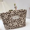 Bolsa de cosméticos de pana de mano creativa cosméticos blanco lechoso Marrón bolsa de almacenamiento cremallera estampado de leopardo bolsa de almacenamiento portátil